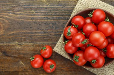 Olgun Kiraz domates masada