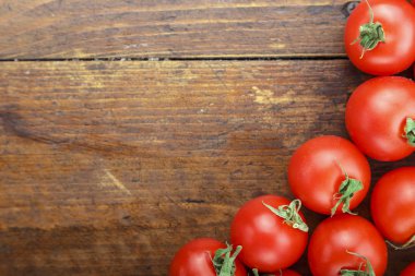 Ahşap arka planda kiraz domatesleri