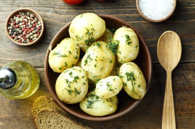 haşlanmış bebek patates dereotu ile