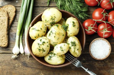 Yaz öğle yemeği genç patates