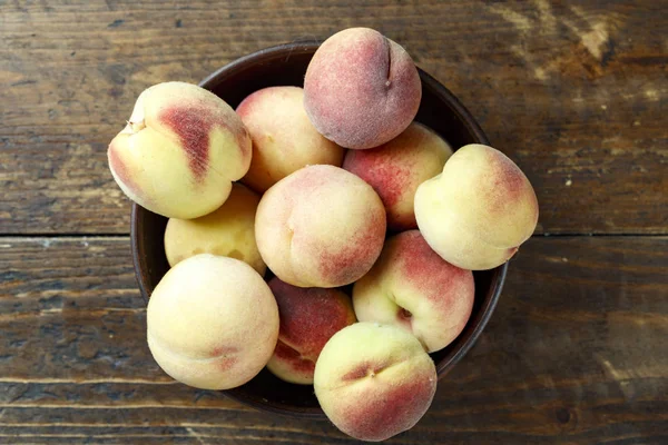 Ripe peaches harvest on the table — Stock Photo, Image