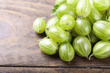 ahşap arka plan üzerinde olgunlaşmış yeşil bektaşi. 