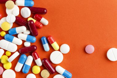 çok renkli hapları dağınık