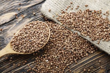 çuval bezi ahşap zemin üzerinde ham karabuğday kabuğu çıkarılmış tane. bir wo