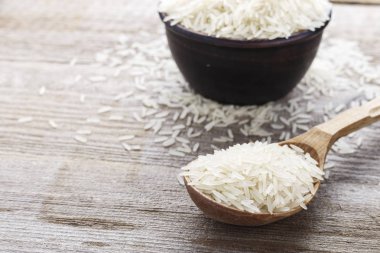 Bir kaşık çiğ beyaz pirinç.
