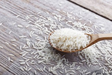 Bir kaşık çiğ beyaz pirinç.