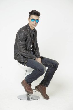 Güneş gözlüklü genç adam.