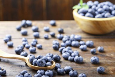 Ahşap arka planda yabanmersini