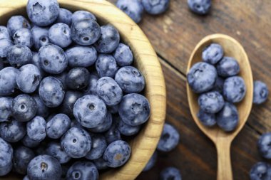 Masanın üzerinde ham yaban mersini