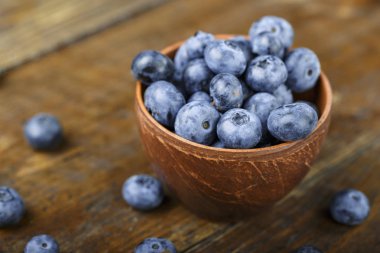 masaya bir tabak içinde yaban mersini