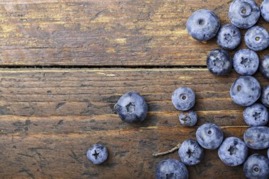 Ahşap arka planda yabanmersini