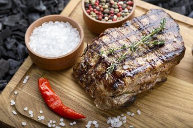 ahşap arka plan üzerinde ızgara biftek