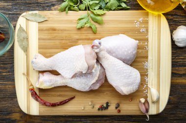 ahşap arka plan üzerinde tavuk budu