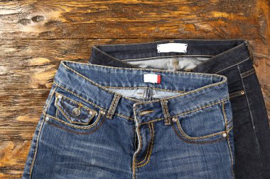 Ahşap arka planda mavi kot pantolon