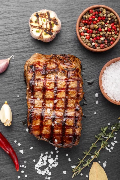 Filete a la parrilla sobre fondo negro — Foto de Stock