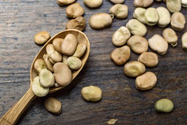 ahşap bir masa fasulye