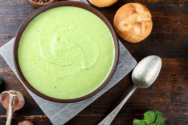 bir plakada çorba püresi