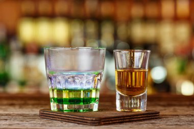 Kokteyl viski ve likör ile şok sonra