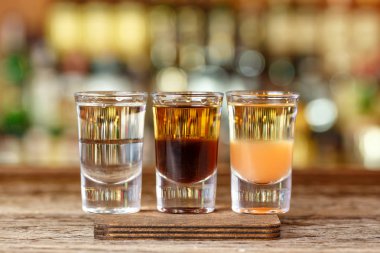 Bar çeşitli kokteyller