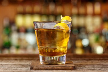 Viski ve liköre dayanan güçlü kokteyl