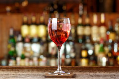 Buz ile bir cam Aperol