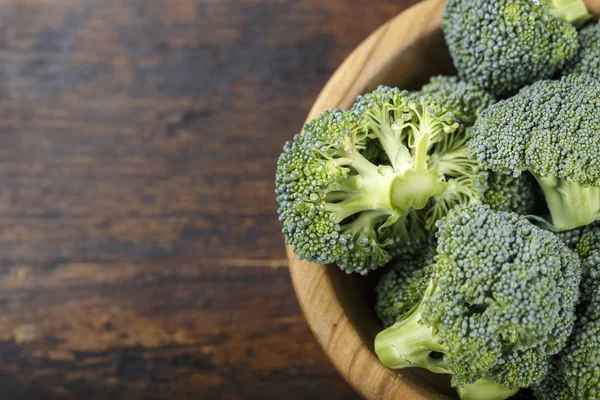 Brokoli segar di atas meja — Stok Foto