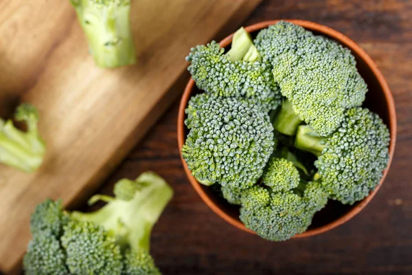 Brokoli mentah dalam piring — Stok Foto