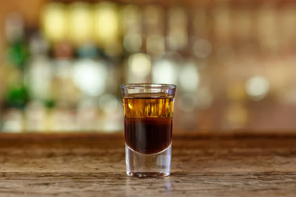 Un cóctel con whisky en el bar — Foto de Stock