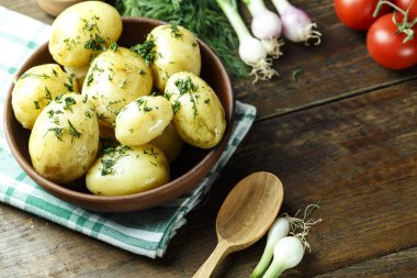 Bir tabak içinde genç haşlanmış patates