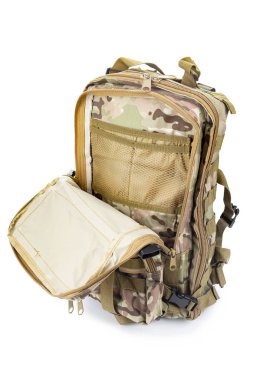 Beyaz bir arka plan üzerinde turist sırt çantası