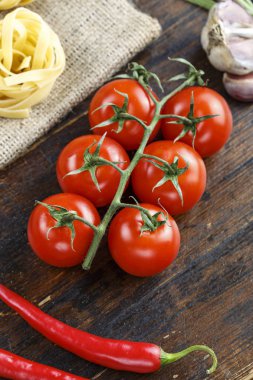 Masanın üzerinde bir dal kiraz domates