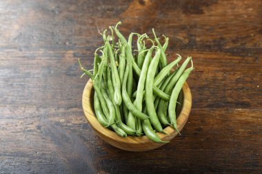 Ahşap arkaplanda yeşil fasulye