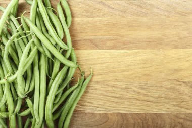 bir kesme tahtası üzerinde yeşil fasulye