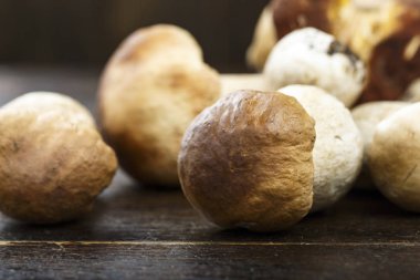 Masanın üzerinde ham çörek