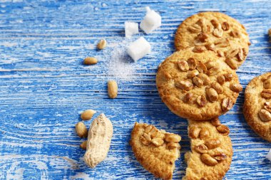 Masanın üzerine fıstık kurabiye