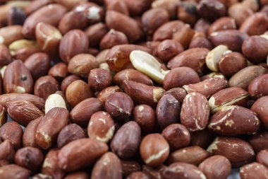 arka plan olarak masada fıstık