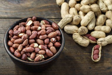 Masanın üzerine soyulmuş fıstık