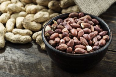 Masanın üzerine soyulmuş fıstık