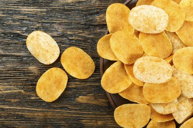 patates cipsi masaya dağınık