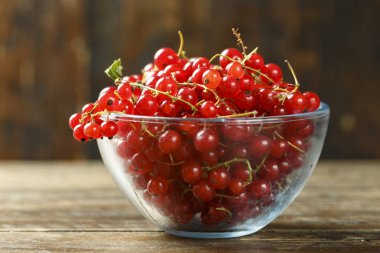 bir tabak içinde kırmızı kuş üzümü