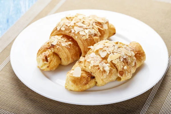 Două croissante pe o farfurie — Fotografie, imagine de stoc
