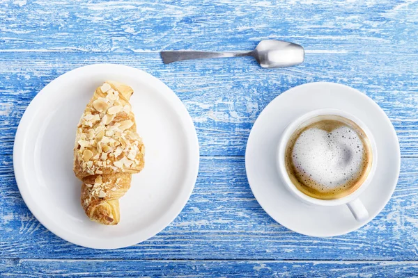 Croissant și micul dejun de cafea — Fotografie, imagine de stoc