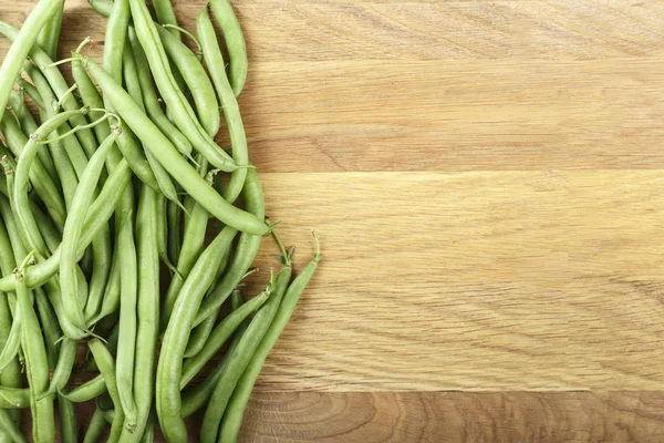 Judías verdes en una tabla de cortar —  Fotos de Stock