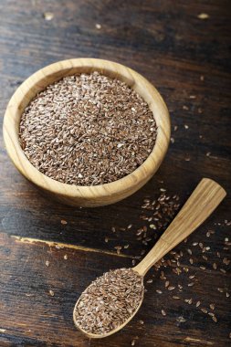 ahşap arka plan üzerinde keten tohumu