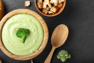 bir plakada çorba püresi