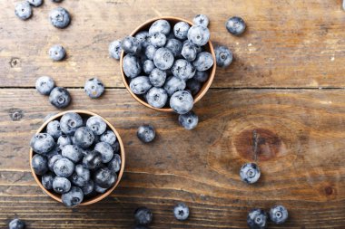 bir plaka üst görünümünde yaban mersini