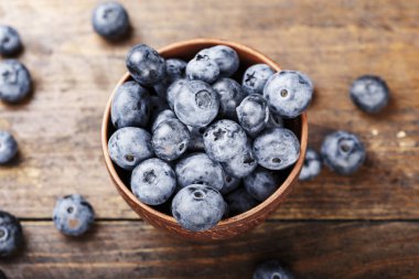 masaya bir tabak içinde yaban mersini