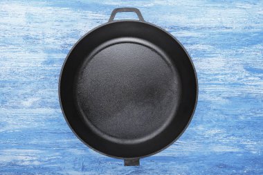 ahşap arka planda dökme demir tavası