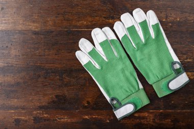 ahşap arka planda çalışma eldivenleri