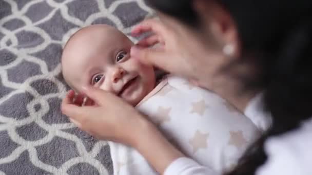 Mamá juega con el bebé — Vídeo de stock
